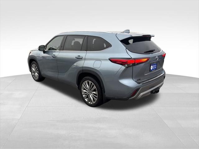 2022 Toyota Highlander Hybrid Platinum
