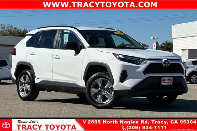 2025 Toyota RAV4 LE's photo