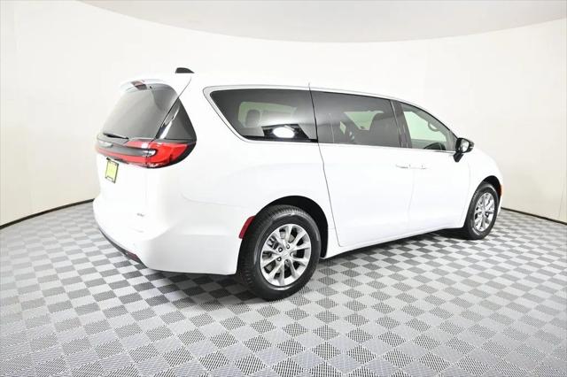 2026 Chrysler Pacifica Select AWD