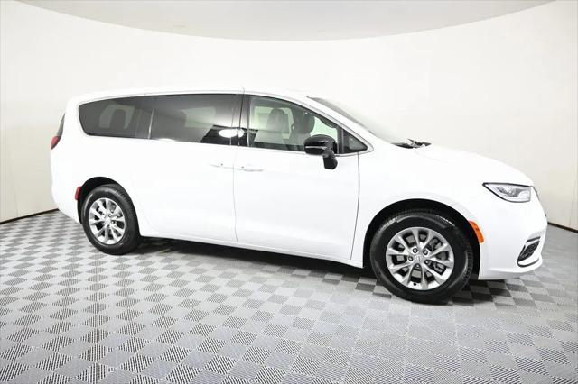 2026 Chrysler Pacifica Select AWD