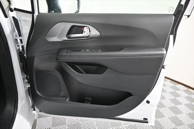 2026 Chrysler Pacifica Select AWD