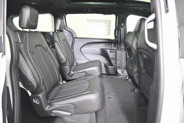 2026 Chrysler Pacifica Select AWD
