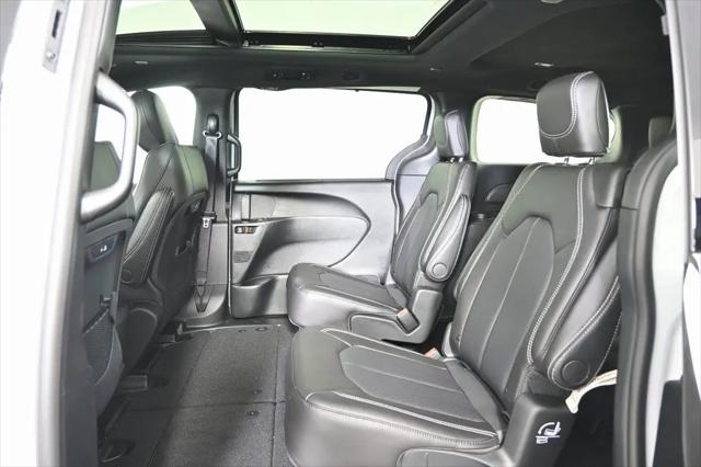 2026 Chrysler Pacifica Select AWD