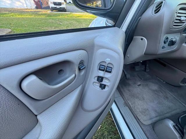 2003 Chrysler Town & Country LX