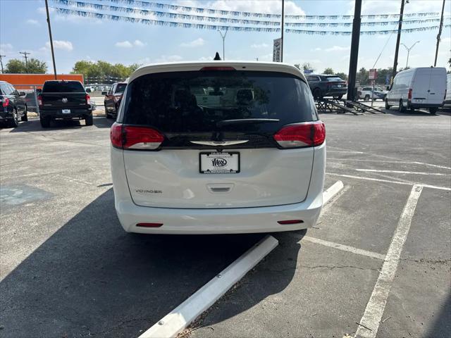 2022 Chrysler Voyager LX
