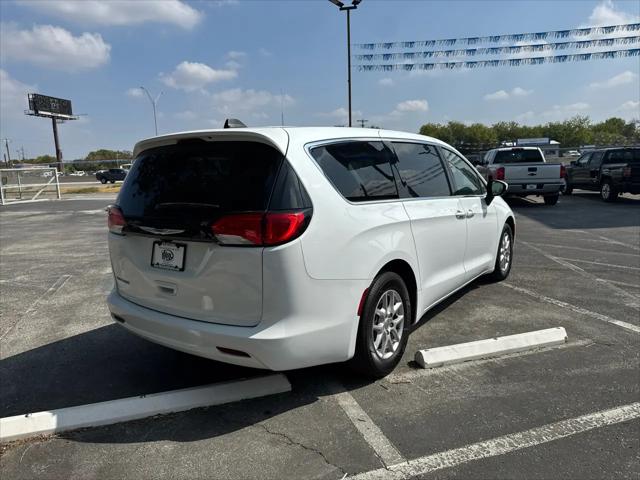 2022 Chrysler Voyager LX