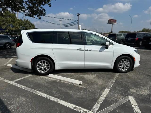 2022 Chrysler Voyager LX