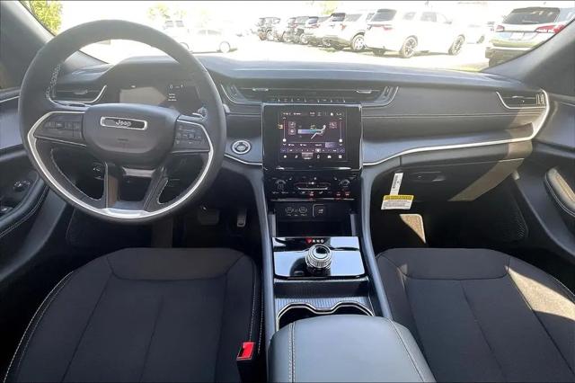 2025 Jeep Grand Cherokee Laredo X 4x4