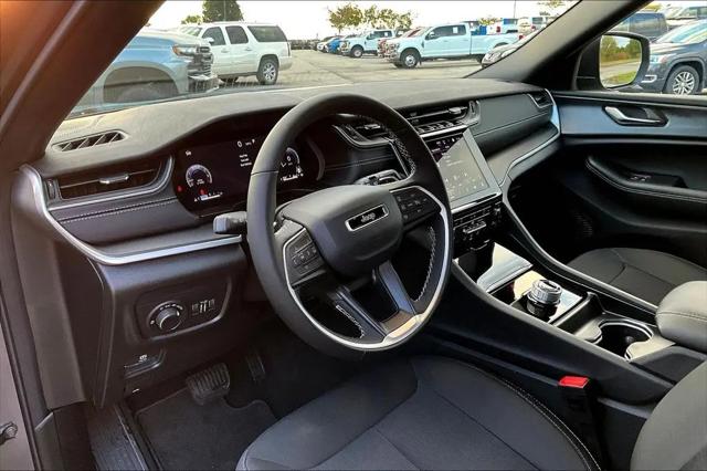 2025 Jeep Grand Cherokee Laredo X 4x4