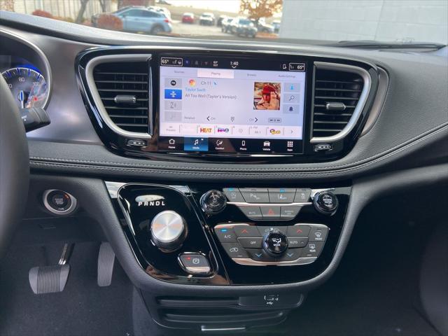 2026 Chrysler Pacifica Select AWD