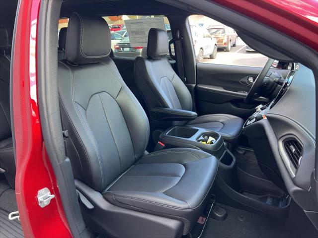 2026 Chrysler Pacifica Select AWD