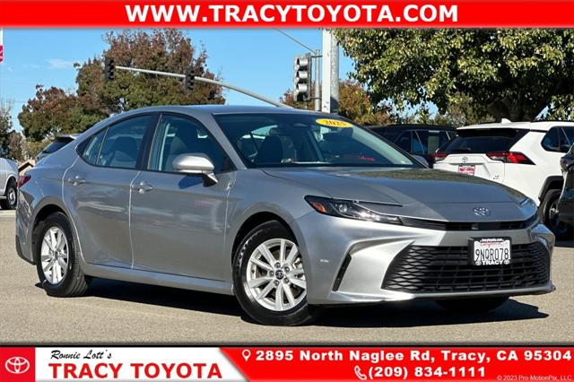 2025 Toyota Camry LE's photo