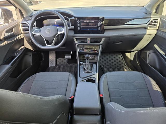2025 Volkswagen Taos SE Black