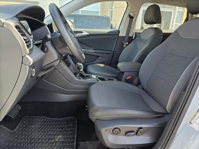 2025 Volkswagen Taos SE Black