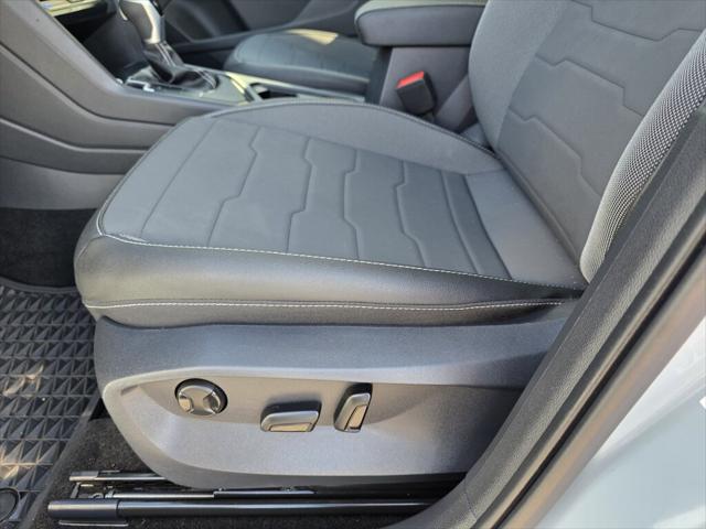 2025 Volkswagen Taos SE Black