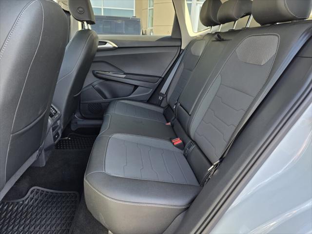 2025 Volkswagen Taos SE Black