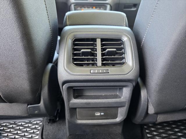 2025 Volkswagen Taos SE Black