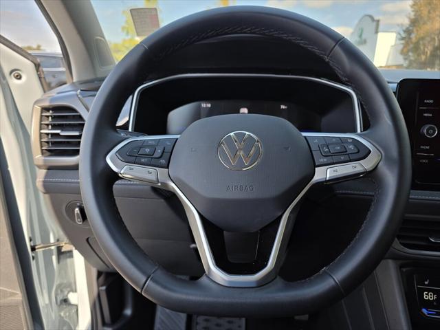 2025 Volkswagen Taos SE Black
