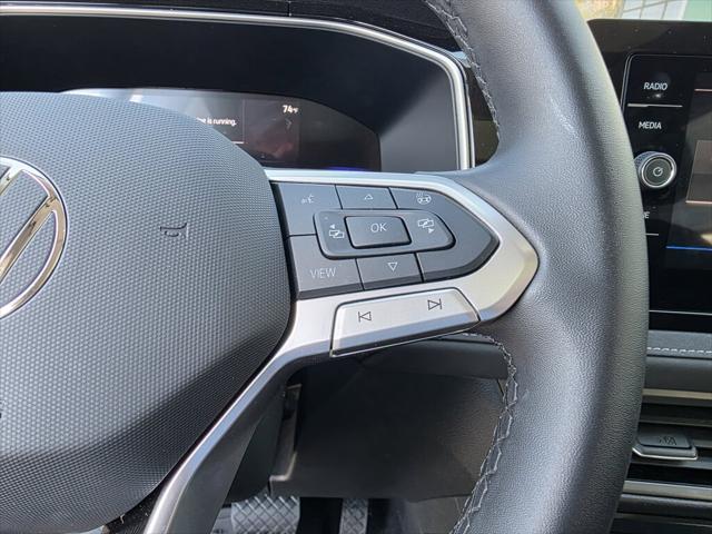2025 Volkswagen Taos SE Black