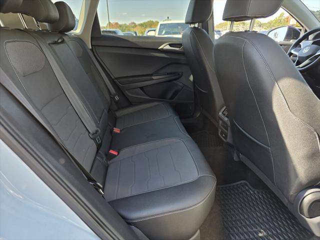 2025 Volkswagen Taos SE Black