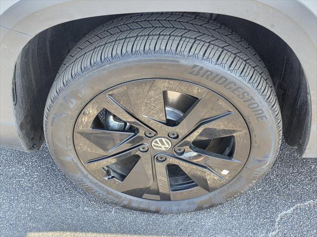 2025 Volkswagen Taos SE Black