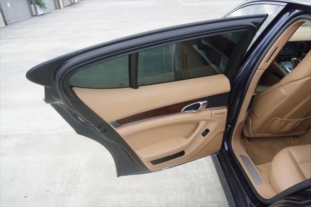 2011 Porsche Panamera 2