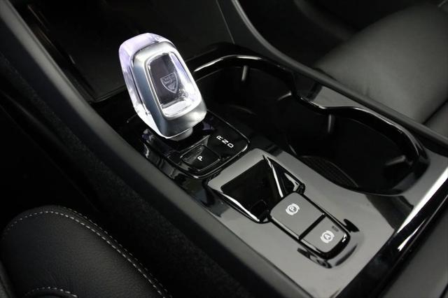 2026 Volvo XC40 Ultra, B5 AWD Gas (mild hybrid), Dark