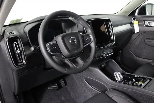 2026 Volvo XC40 Ultra, B5 AWD Gas (mild hybrid), Dark