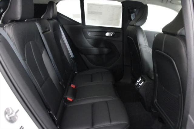 2026 Volvo XC40 Ultra, B5 AWD Gas (mild hybrid), Dark