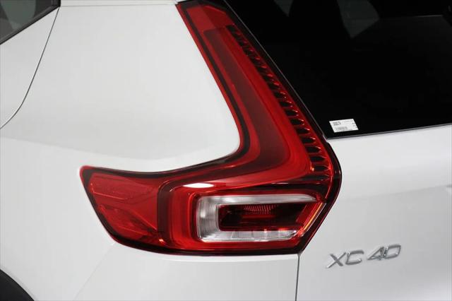 2026 Volvo XC40 Ultra, B5 AWD Gas (mild hybrid), Dark