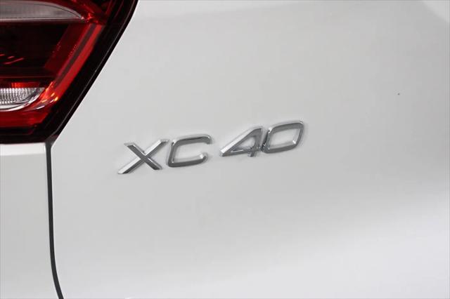 2026 Volvo XC40 Ultra, B5 AWD Gas (mild hybrid), Dark
