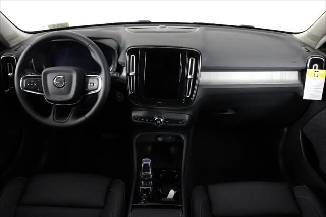 2026 Volvo XC40 Ultra, B5 AWD Gas (mild hybrid), Dark