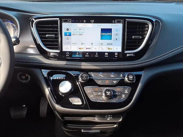 2026 Chrysler Pacifica Select AWD