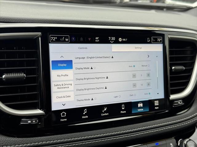 2026 Chrysler Pacifica Select