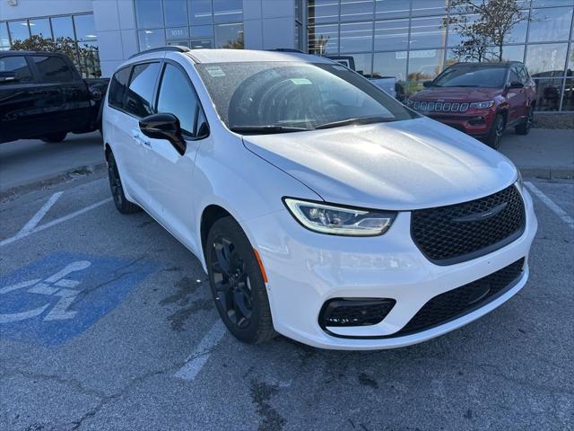2026 Chrysler Pacifica Select AWD