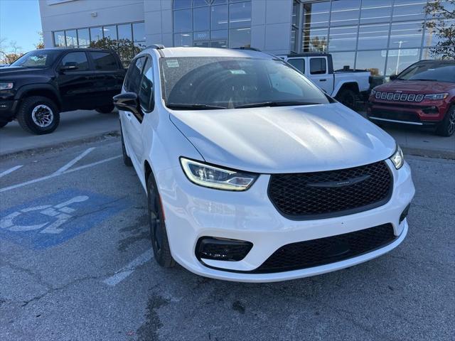 2026 Chrysler Pacifica Select AWD
