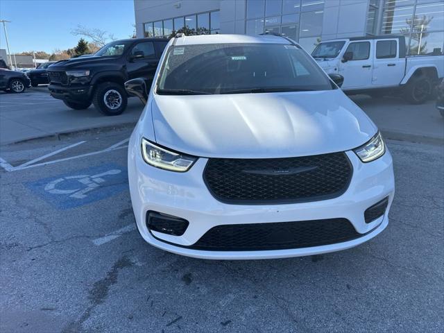 2026 Chrysler Pacifica Select AWD