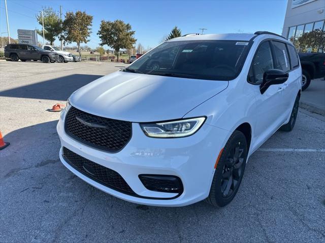 2026 Chrysler Pacifica Select AWD