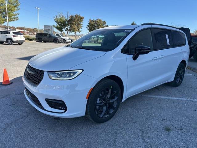 2026 Chrysler Pacifica Select AWD