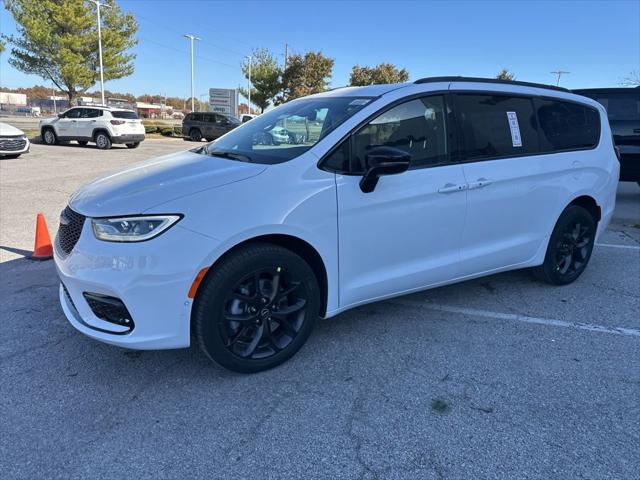 2026 Chrysler Pacifica Select AWD