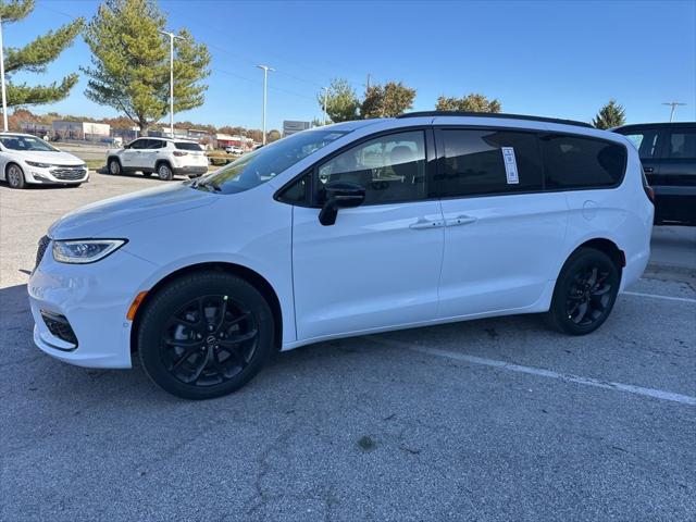 2026 Chrysler Pacifica Select AWD