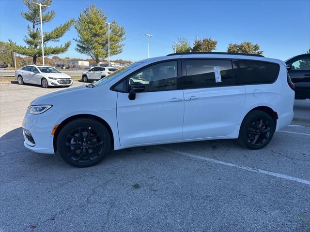 2026 Chrysler Pacifica Select AWD