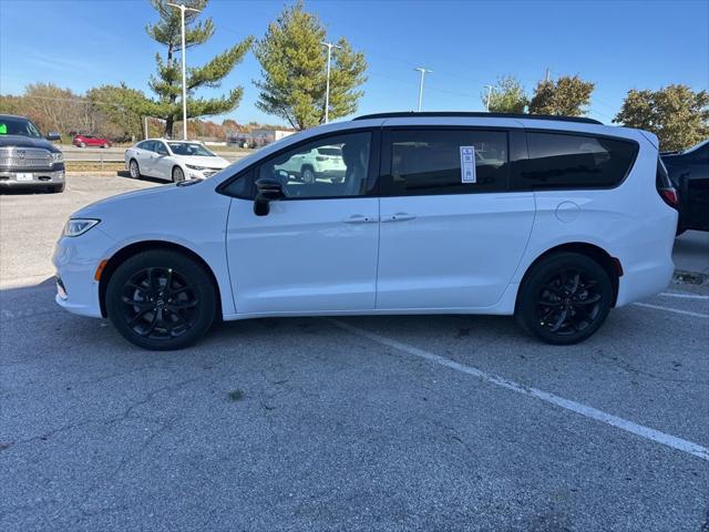 2026 Chrysler Pacifica Select AWD