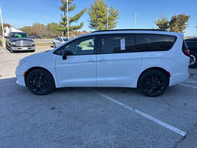 2026 Chrysler Pacifica Select AWD