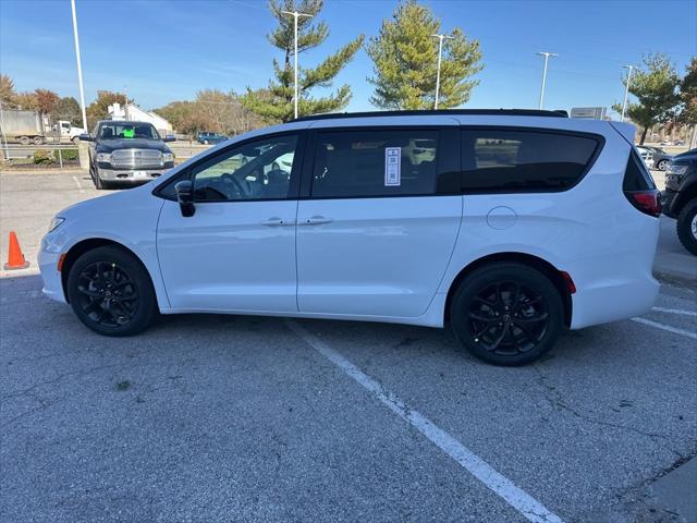 2026 Chrysler Pacifica Select AWD
