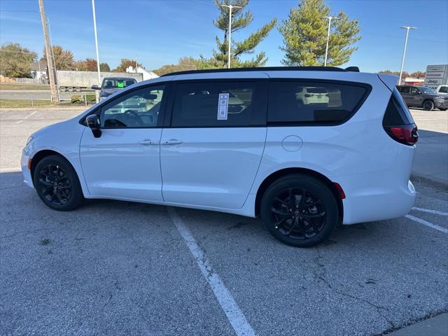 2026 Chrysler Pacifica Select AWD