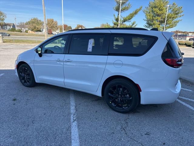 2026 Chrysler Pacifica Select AWD