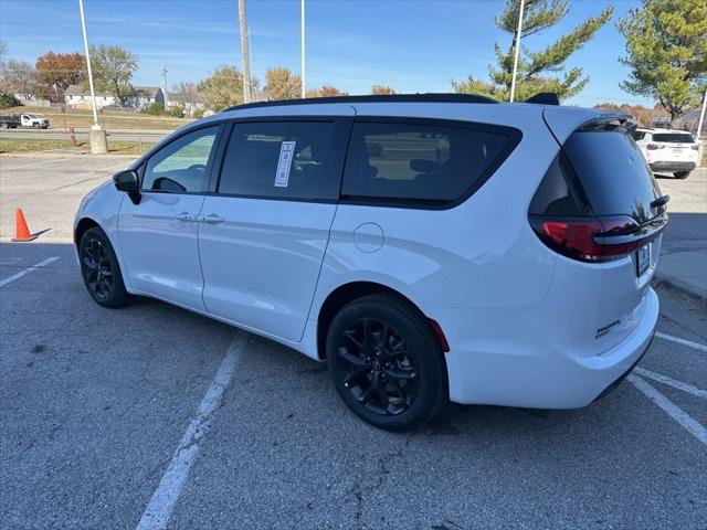 2026 Chrysler Pacifica Select AWD