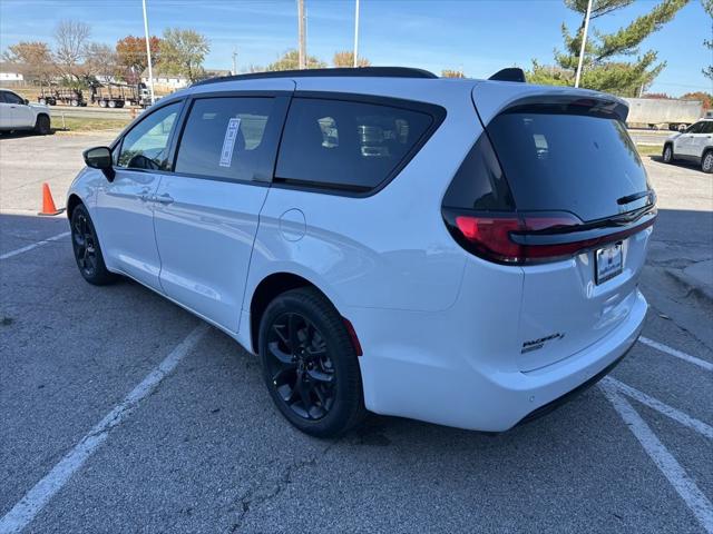 2026 Chrysler Pacifica Select AWD