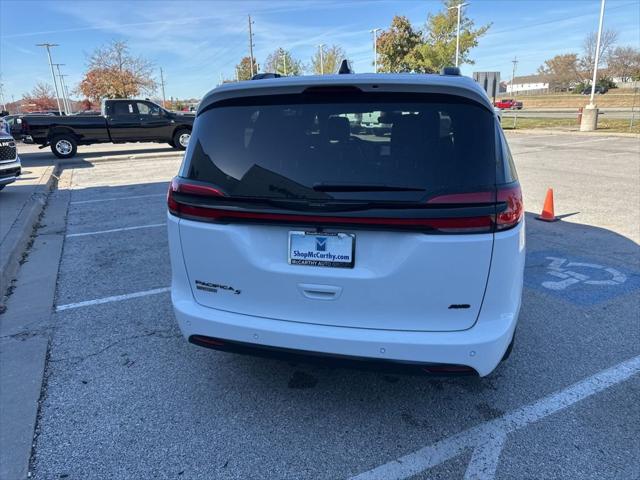2026 Chrysler Pacifica Select AWD